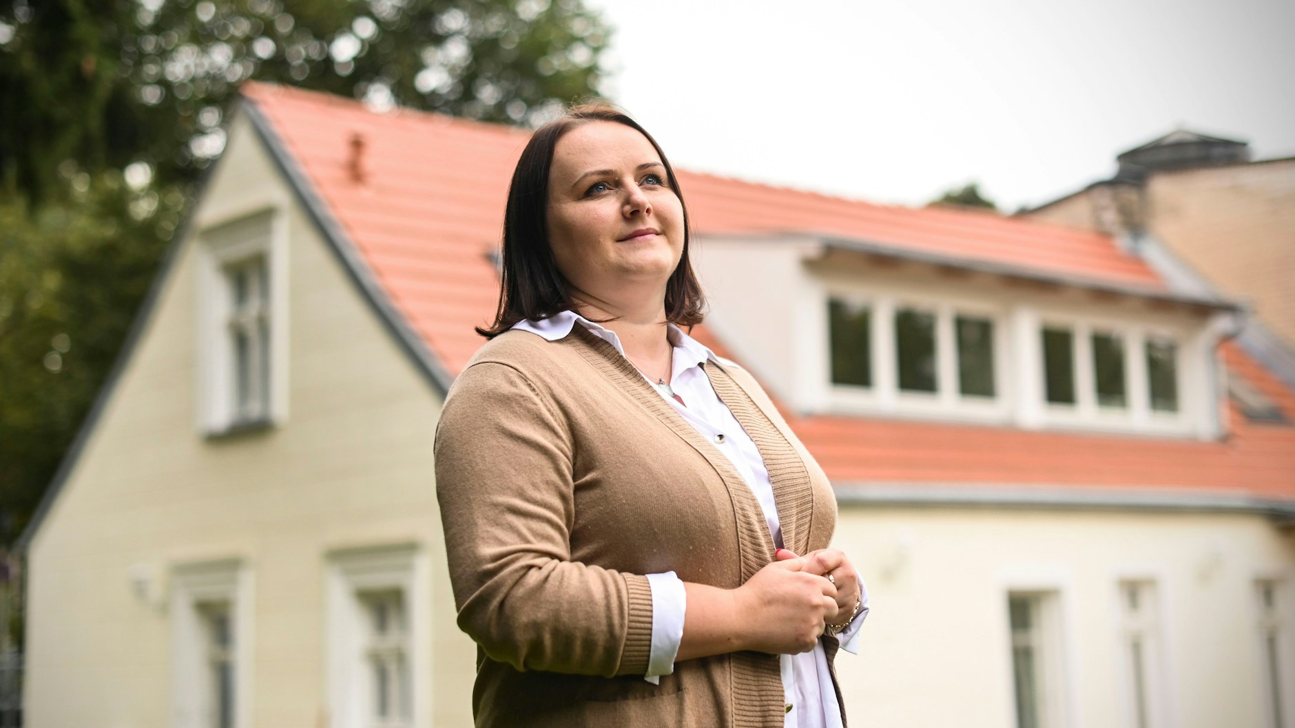 Anna Pisowicz vor dem Barbara-Schulz-Haus in Hermsdorf, wo sich die Mutter eines 13-jährigen Sohnes ehrenamtlich engagiert.<br><br>