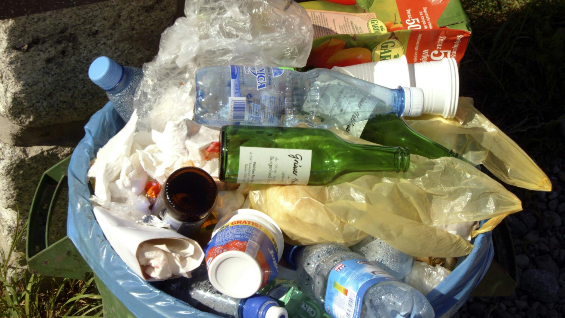 Wenn die Mülltonne stinkt, dann hilft Katzenstreu. 