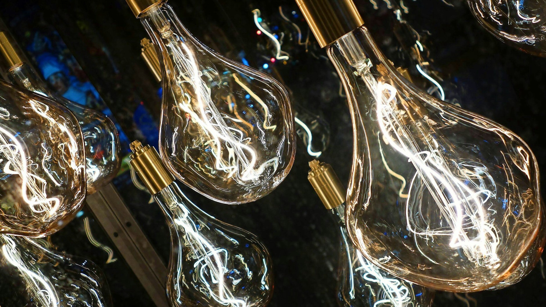 Licht steht als Stromfresser an dritter Stelle hinter Haushaltsgeräten wie Kühlschränken oder Computern.