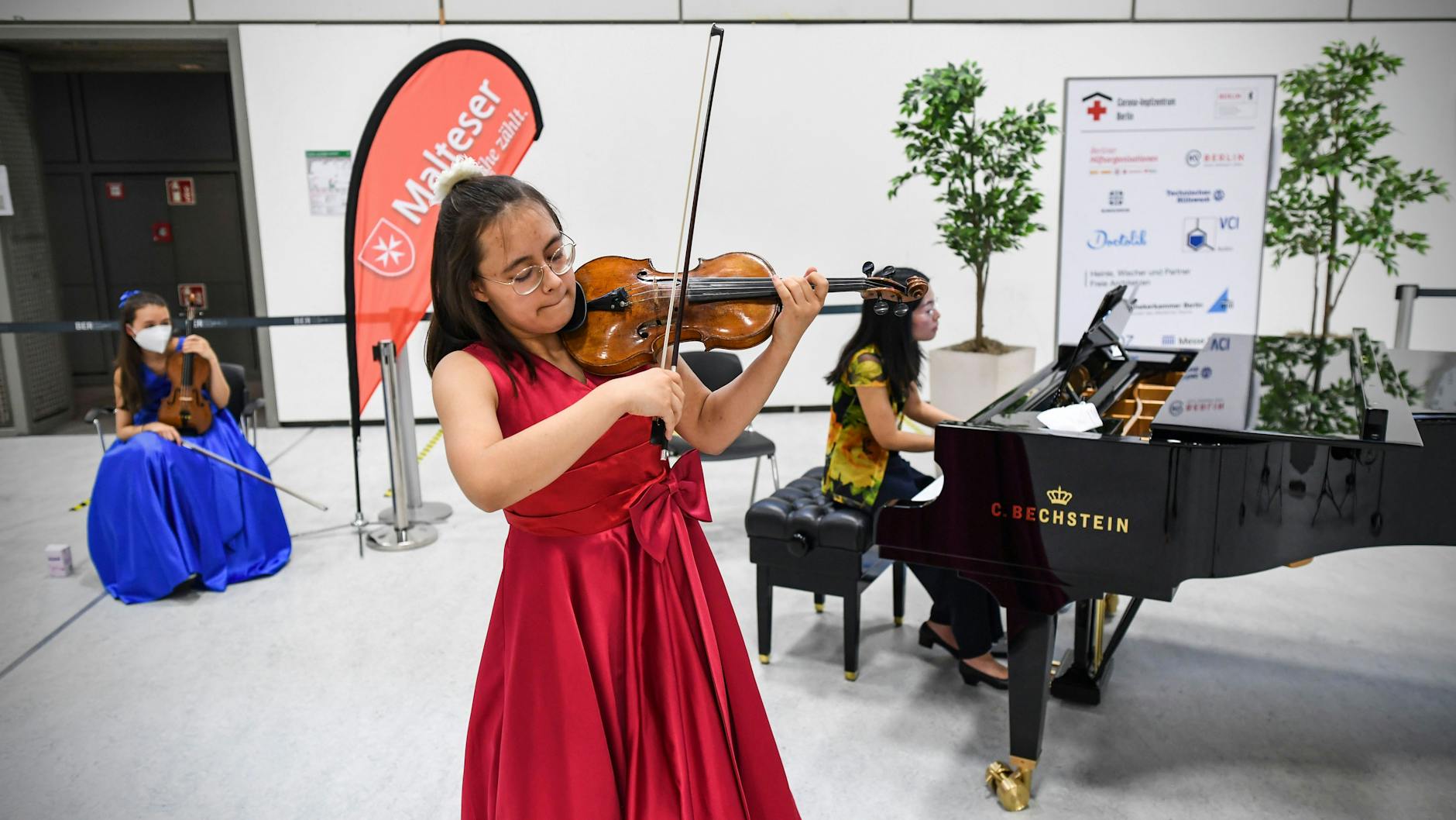 Jungstudentin der UdK, Julia (13), musiziert mit ihrer Mutter, Megumi Ito, für die Besucher des Impfzentrums.<br>