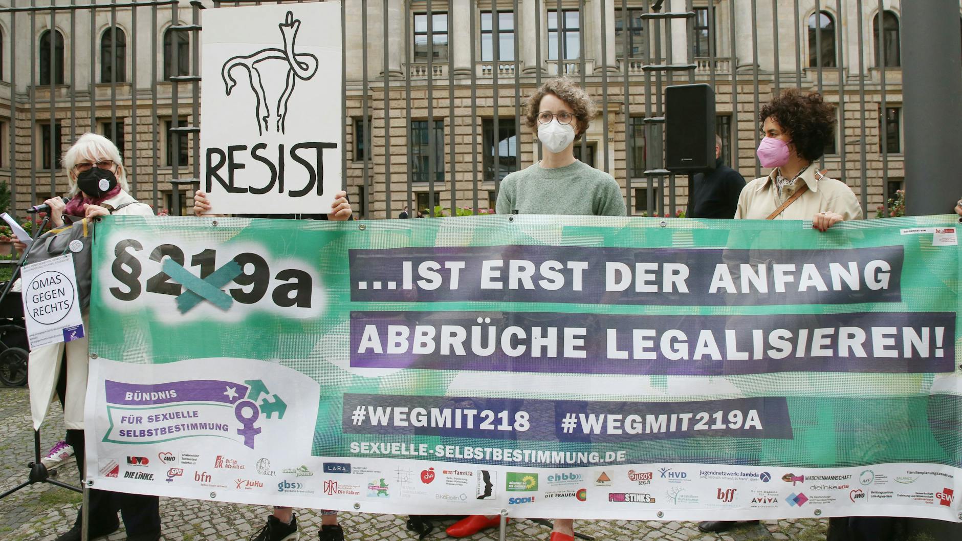 Am Freitag demonstrierten verschiedene Gruppen vor dem Berliner Bundesrat, um die Informationen zu Schwangerschaftsabbrüchen zu erleichtern.