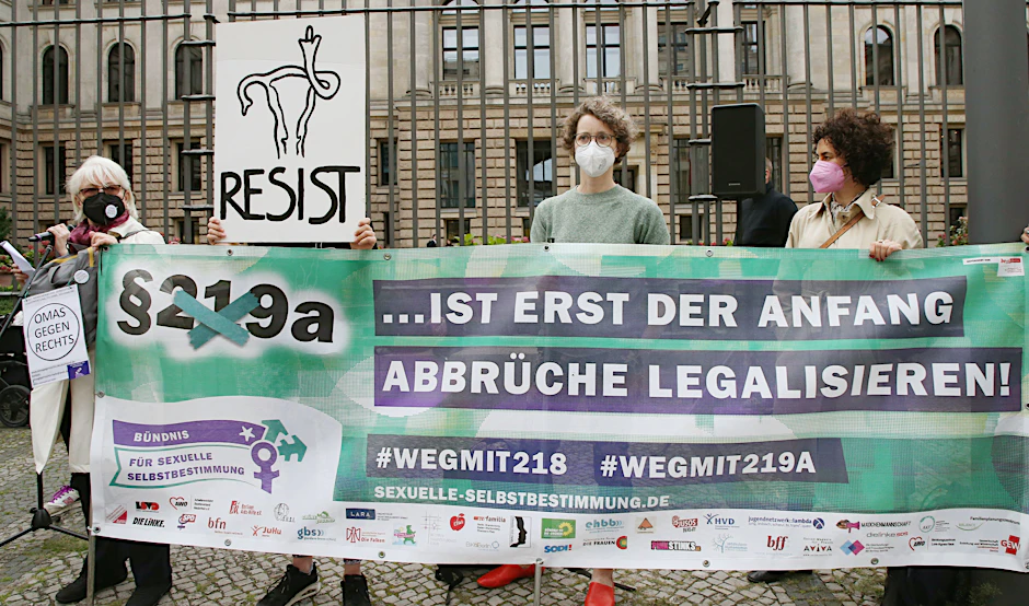 Am Freitag demonstrierten verschiedene Gruppen vor dem Berliner Bundesrat, um die Informationen zu Schwangerschaftsabbrüchen zu erleichtern.