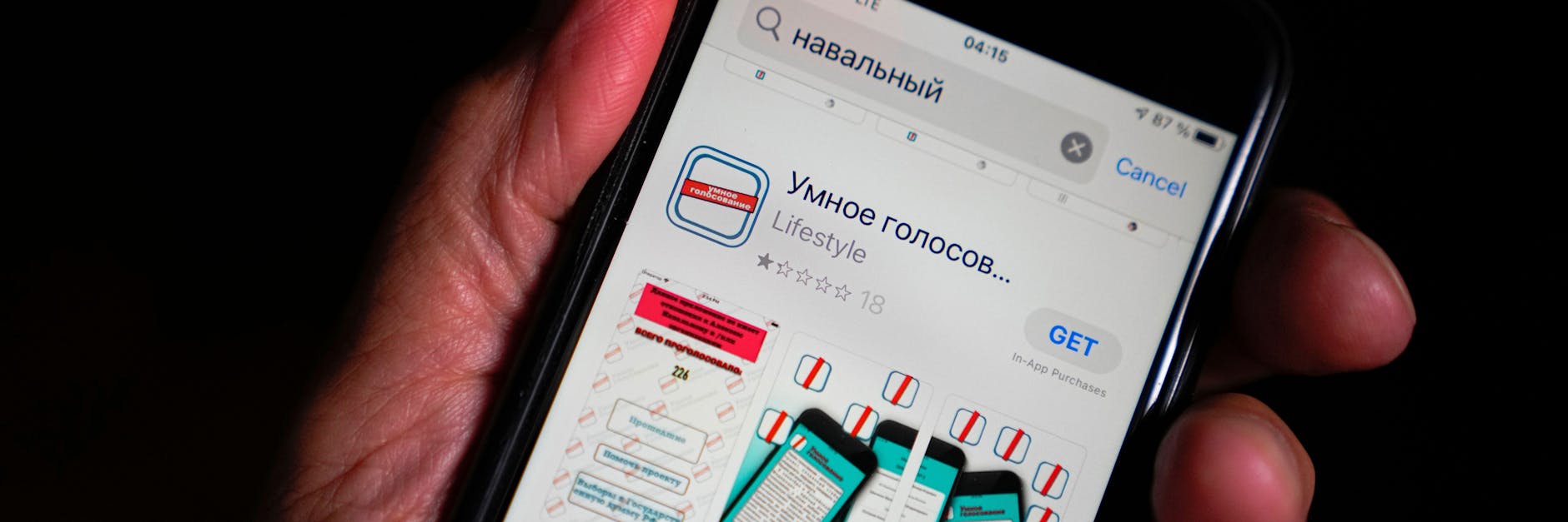 Die App „Smarte Abstimmung“ auf dem Bildschirm eines iPhones. Unterstützer des inhaftierten Kremlgegners Nawalny rufen die Russen bei der Wahl vom 17. bis zum 19. September zur Protestabstimmung gegen die Kremlpartei Geeintes Russland auf. Die dazugehörige Homepage ist seit einigen Tagen in Russland blockiert. 