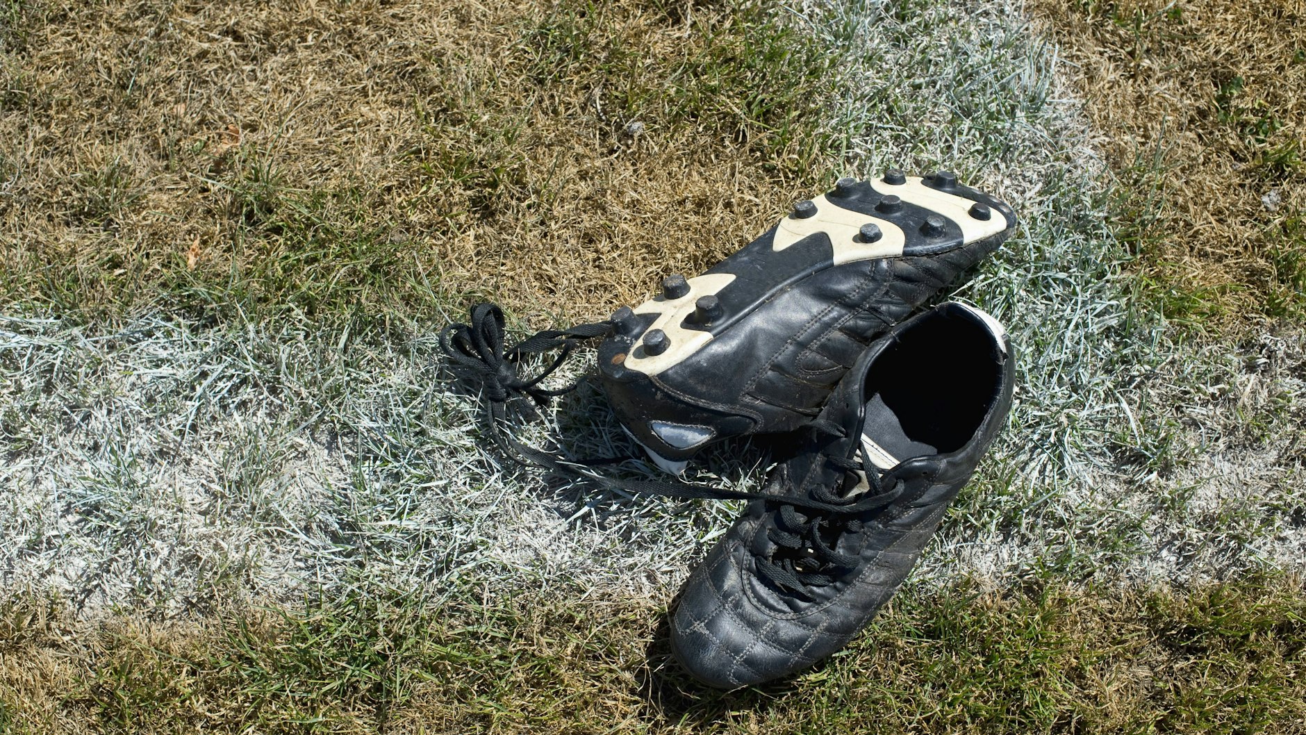 Bei Gerüchen aus alten Schuhen helfen, Einfrieren, Katzenstreu oder Zimt. 