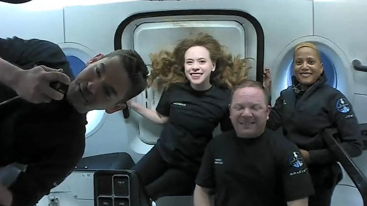Schwebe-Selfie: Die „Inspiration4“-Crew (v.l.): Jared Isaacman, Hayley Arceneaux, Christopher Sembroski und Sian Proctor.