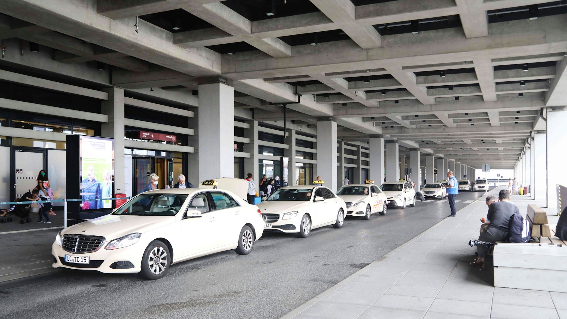 Taxis am BER. Wer hier als Taxifahrer länger steht, braucht eine Genehmigung. Aktuell gibt es davon noch zu wenige (Archivbild).