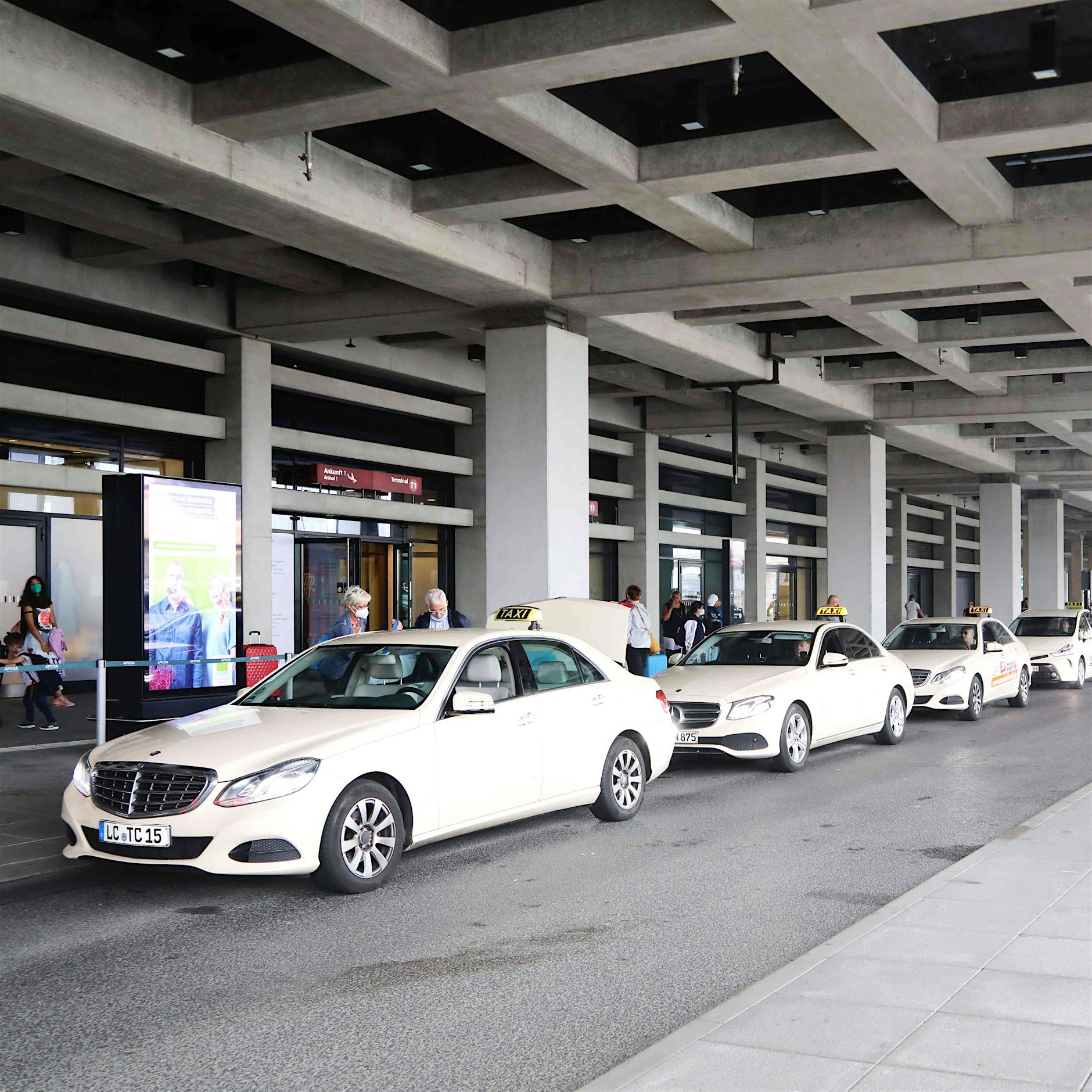 Berlin: Am BER sollen bald 1000 Taxis stehen