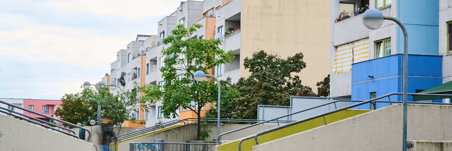 Die High-Deck-Siedlung liegt in Neukölln. Berlin kauft den Konzernen Vonovia und Deutsche Wohnen 15.000 Wohnungen und Gewerbeeinheiten ab.