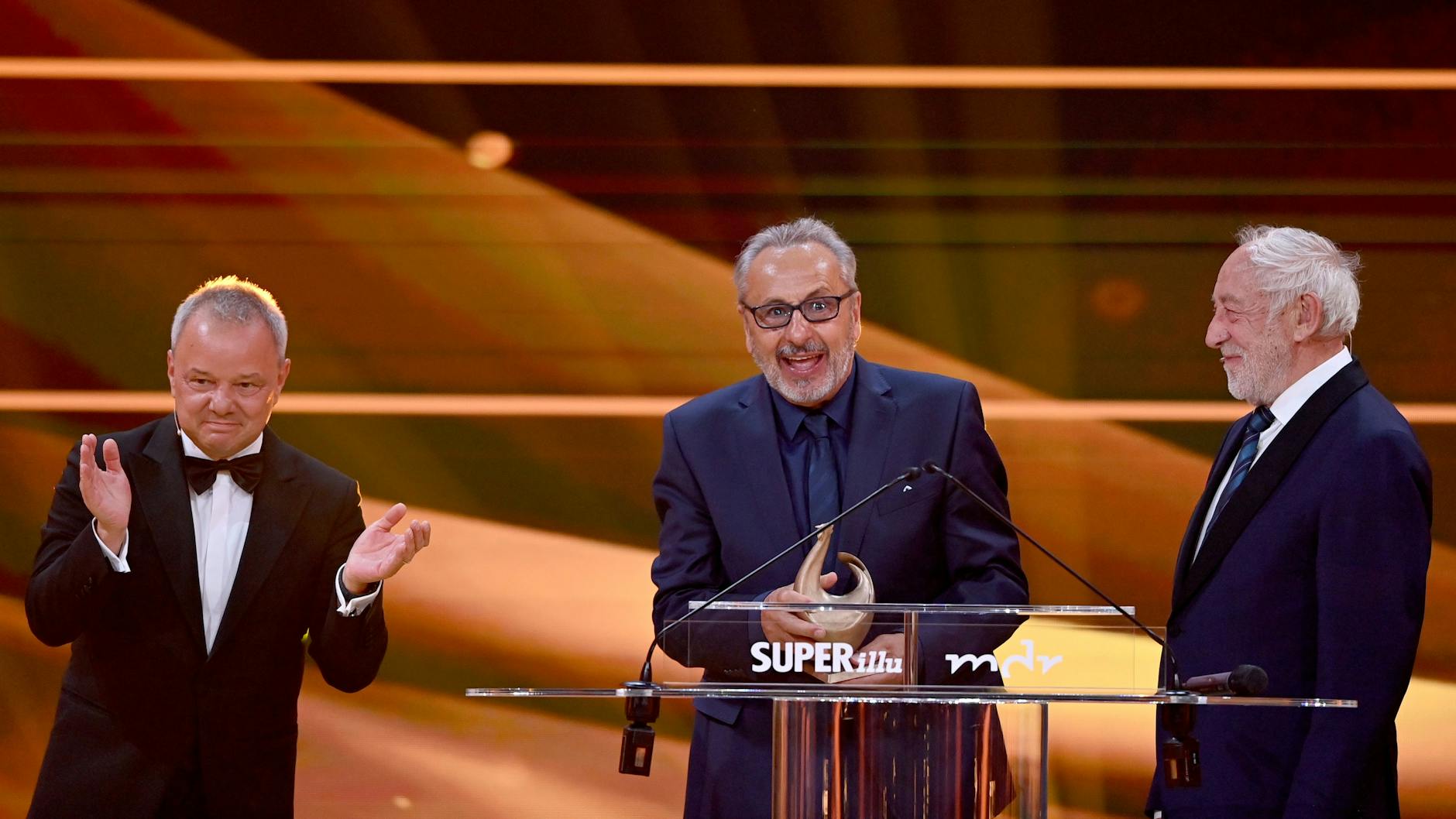 Schauspieler Wolfgang Stumph (Mi.) erhielt eine Henne für sein Lebenswerk.