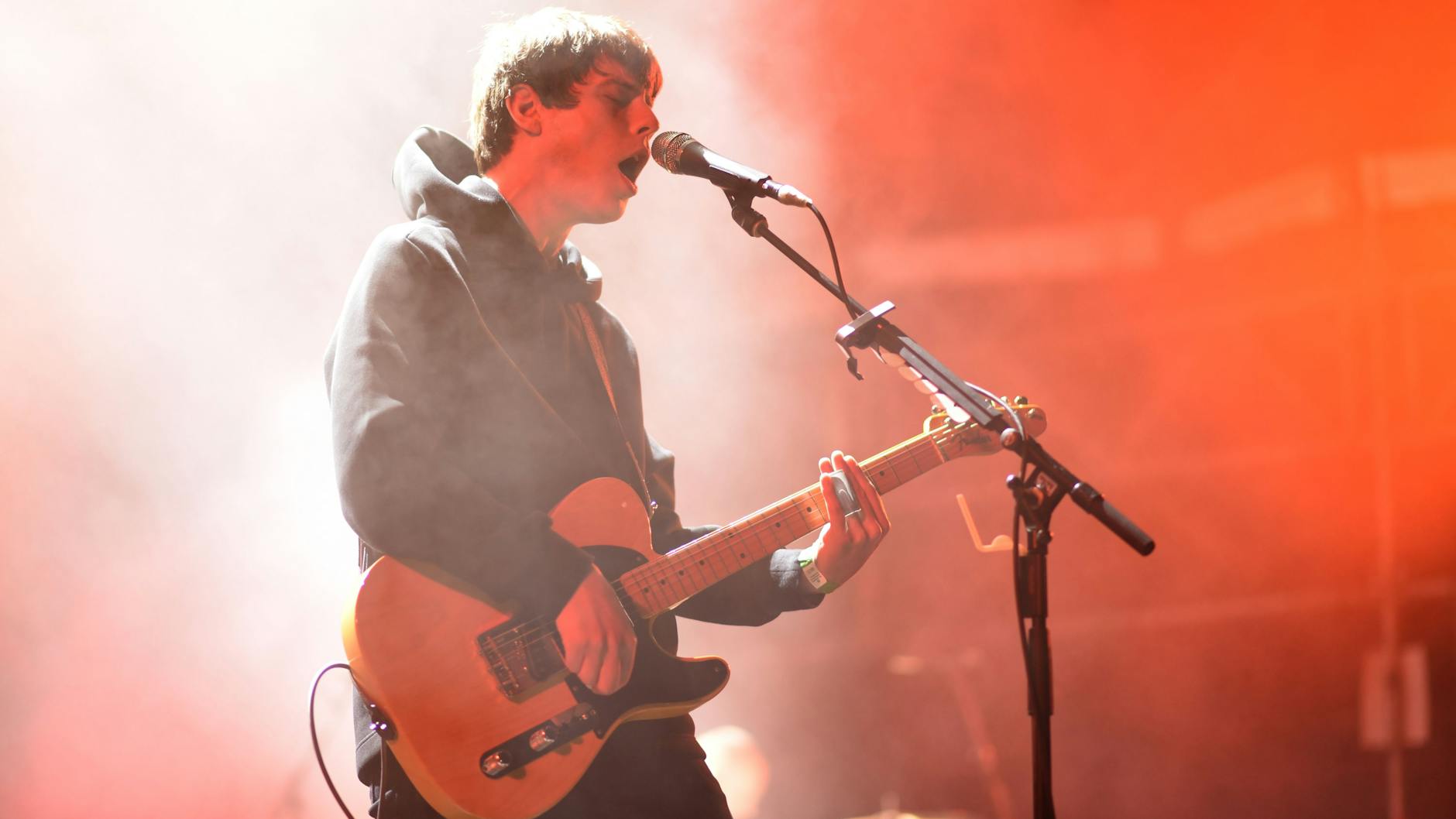 Jake Bugg demonstrierte beim Pure&Crafted Festival seine Gitarrenkünste.