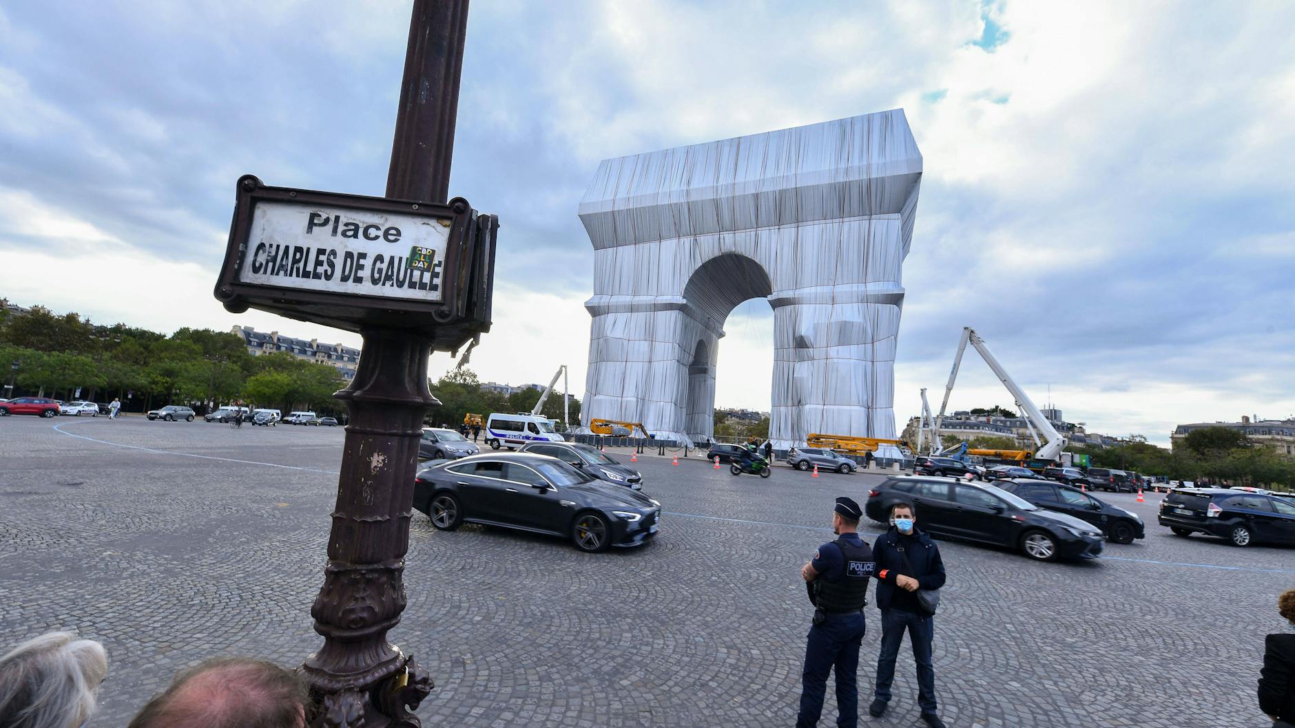 Das Pariser Wahrzeichen, wie Christo es sich wünschte. 