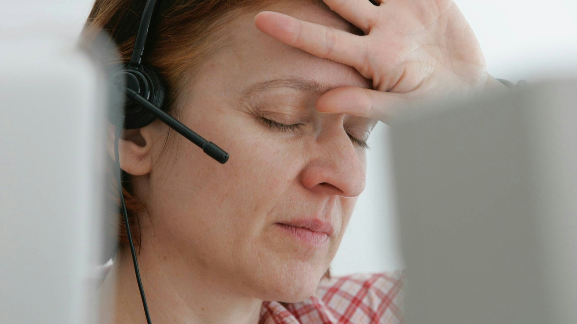 Mitarbeiterin eines Callcenters: Trotz harter Arbeit verdienen viele Menschen in Deutschland weniger als 2000 Euro brutto im Monat (Symbolbild).