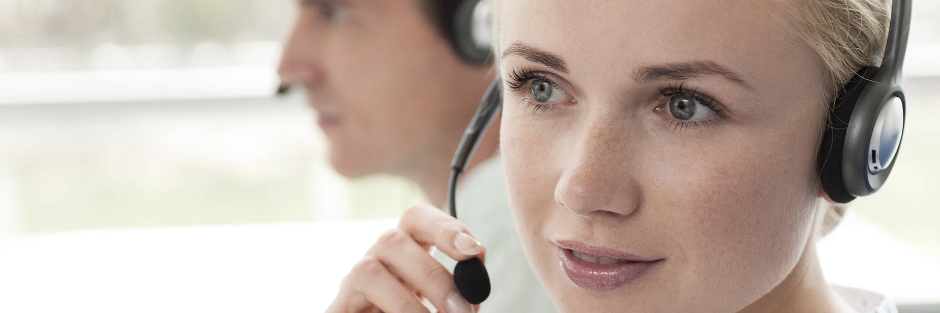 Mitarbeiterin eines Callcenters: Trotz harter Arbeit verdienen viele Menschen in Deutschland weniger als 2000 Euro brutto im Monat