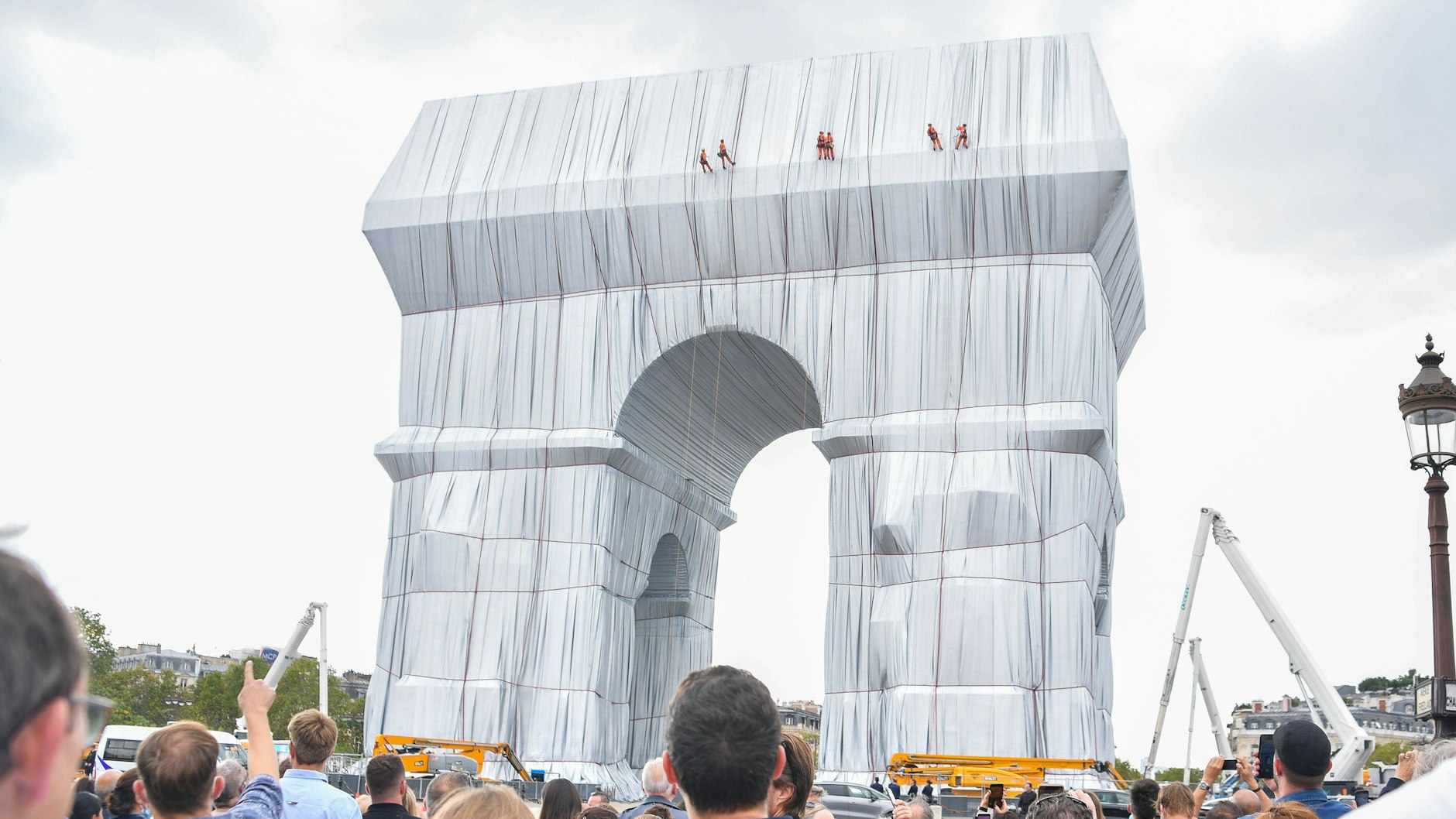 Der Pariser Triumphbogen in einem neuen Look.