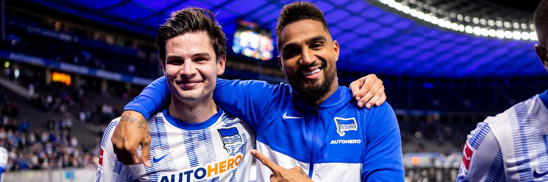 So sehen Sieger aus: Kevin-Prince Boateng zeigt, wer Hertha gegen Fürth auf die Siegerstraße brachte: Neuzugang Jurgen Ekkelenkamp. 