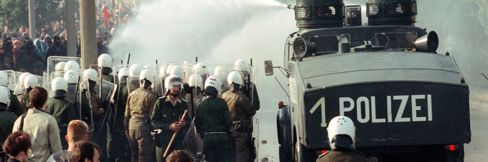 September 1991: Die Polizei setzte bei einer Demo gegen die Ausschreitungen Wasserwerfer ein.