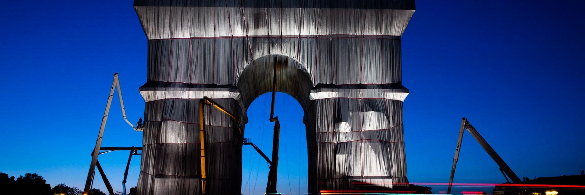 Der Arc de Triomphe in Paris, der nach dem Entwurf des verstorbenen Künstlers Christo in silber-blauen Stoff gehüllt wurde. 