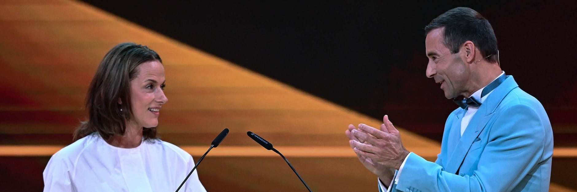 Moderator Kai Pflaume applaudiert Claudia Michelsen, die die Goldene Henne in der Kategorie Schauspiel gewonnen hat. 