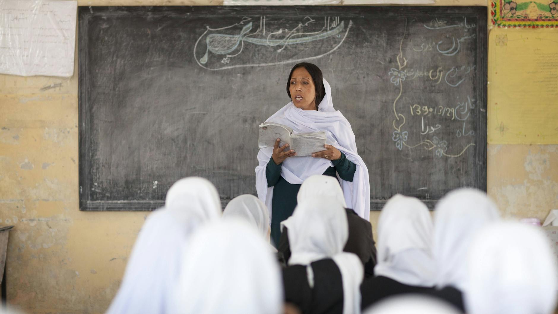 In den Grundschulen werden Mädchen wieder unterrichtet. Vom Unterricht in den weiterführenden Schulen sind sie vorerst ausgeschlossen.