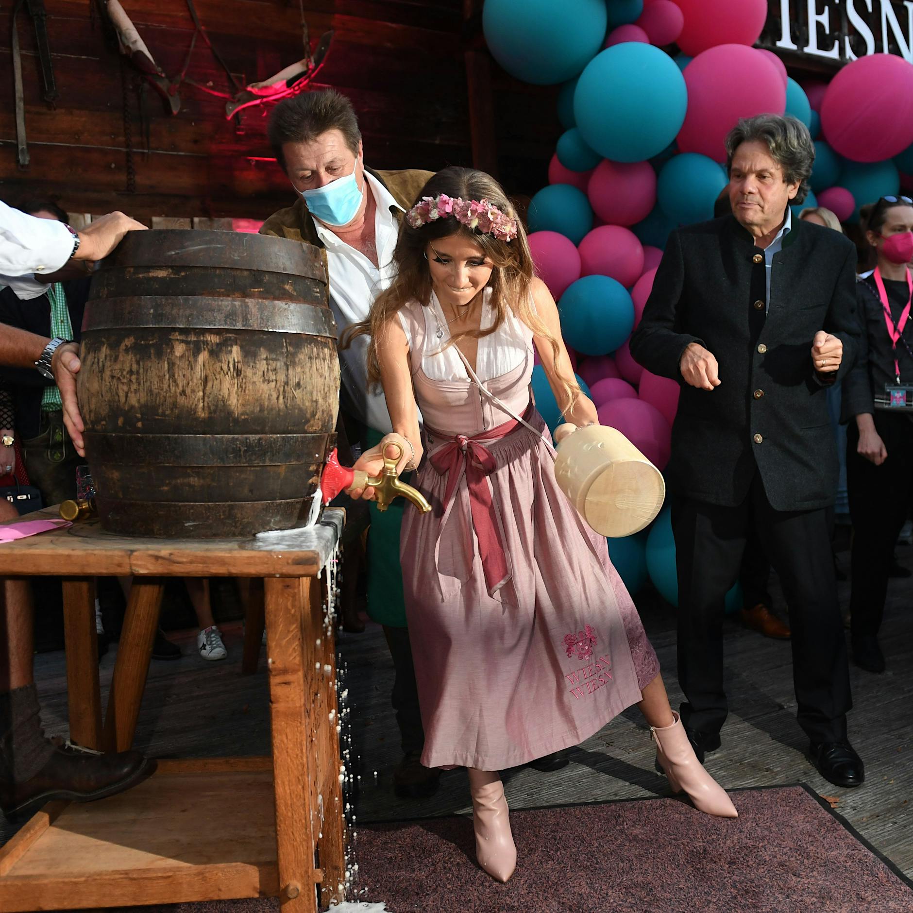 Cathy Hummels zapft im Dirndl an – dann spricht sie über Depressionen