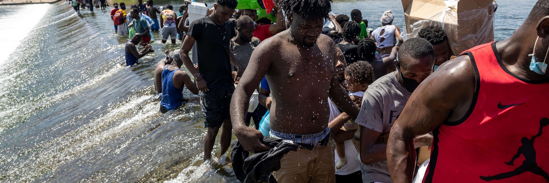Migranten überqueren den Rio Grande. Er verbindet als Grenzfluss Del Rio in Texas mit Ciudad Acuña in Mexiko.