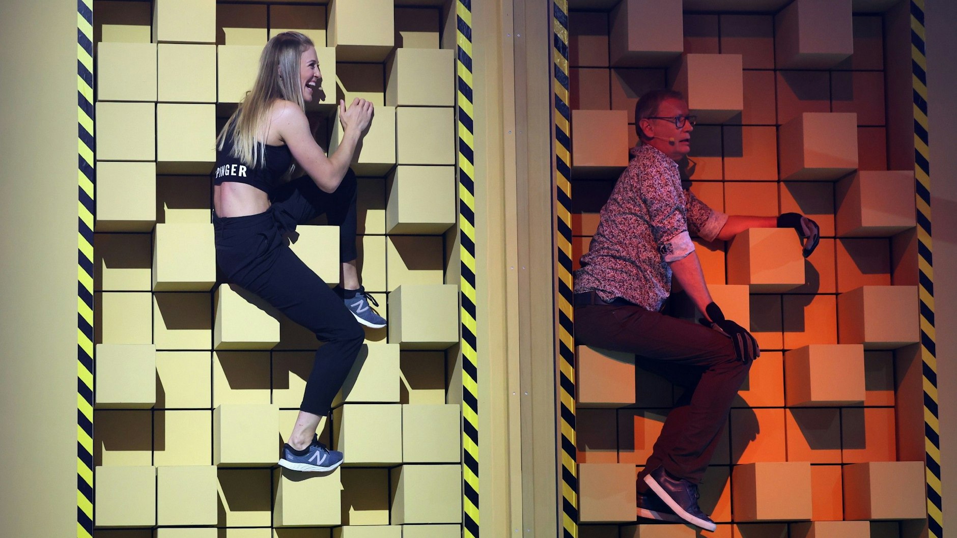 Bei diesem Spiel bei „Denn sie wissen nicht, was passiert“, musste sich Günther Jauch so lange wie möglich in einer Wand halten.