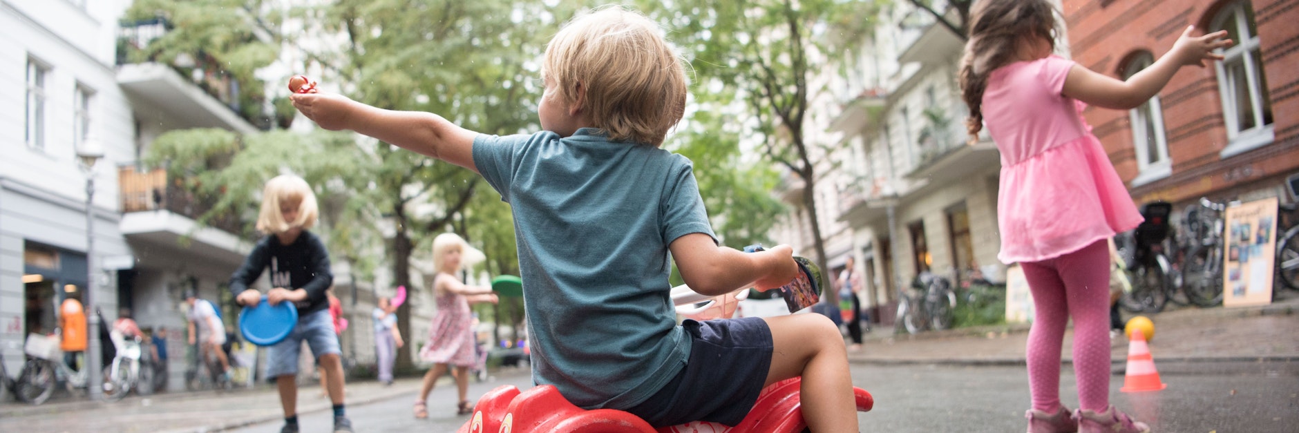Kinder spielen auf der ersten temporären Spielstraße in Berlin.&nbsp;Der 22. September ist der internationale Autofreie Tag (World Car Free Day), an dem weltweit Aktionen zum Thema autofreie Mobilität stattfinden.