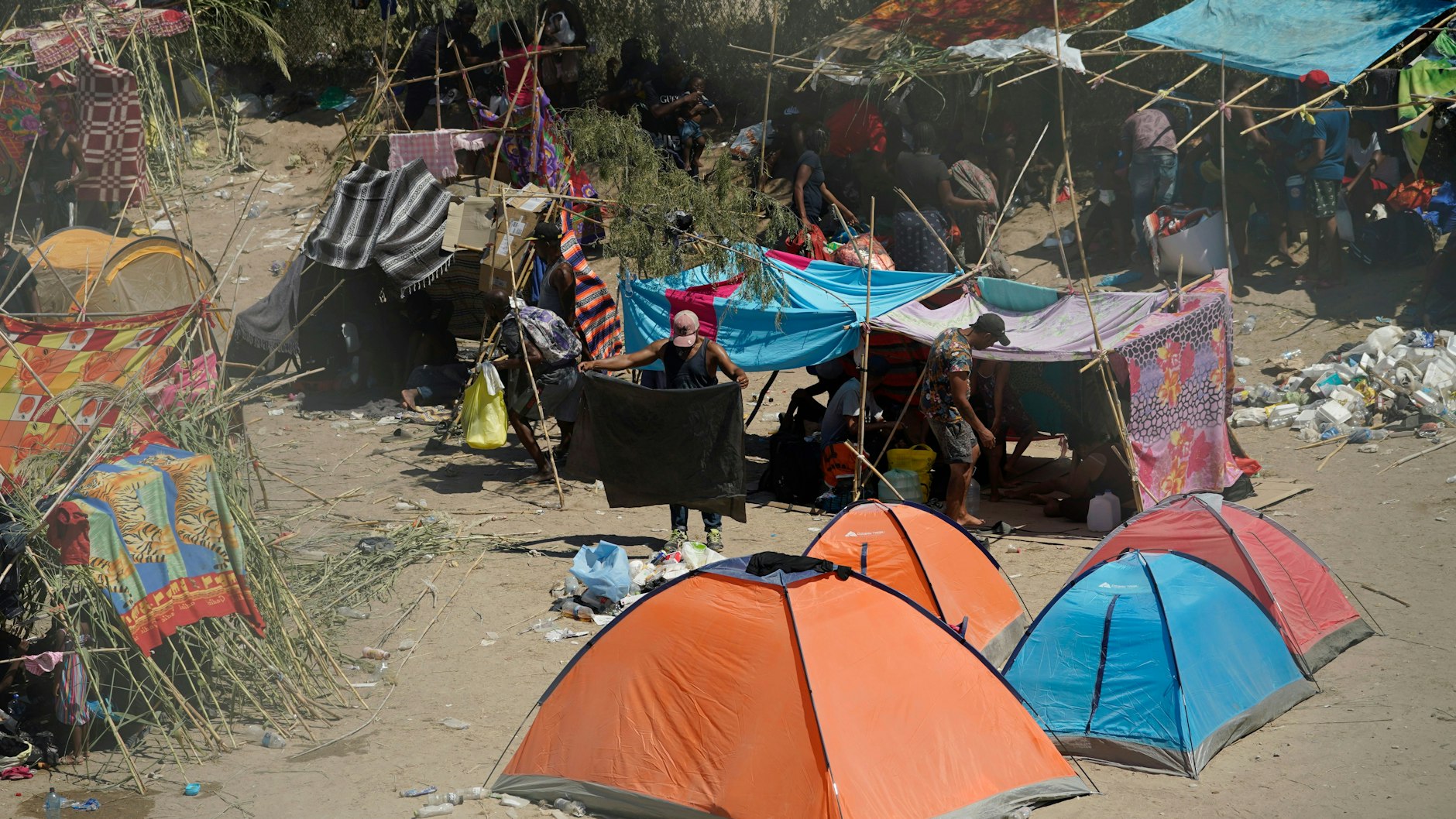 Entlang des Rio Grande haben Tausende Flüchtlinge aus Haiti ihre Zelte aufgeschlagen.