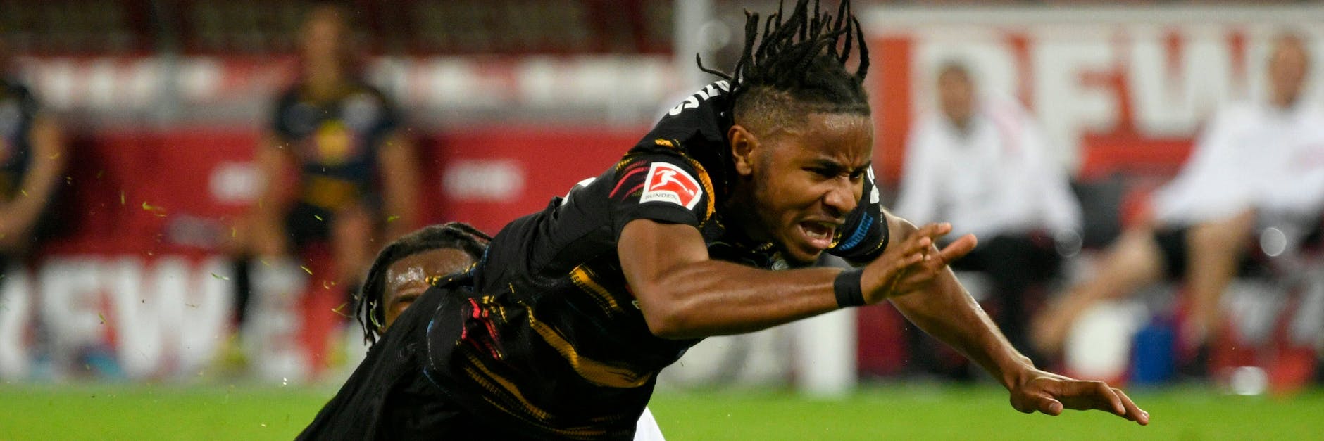 Ein intensives Spiel. Hier stoppt Kölns Kingsley Ehizibue Leipzigs Christopher Nkunku. Mehr als ein 1:1 war nicht drin für die Sachsen.