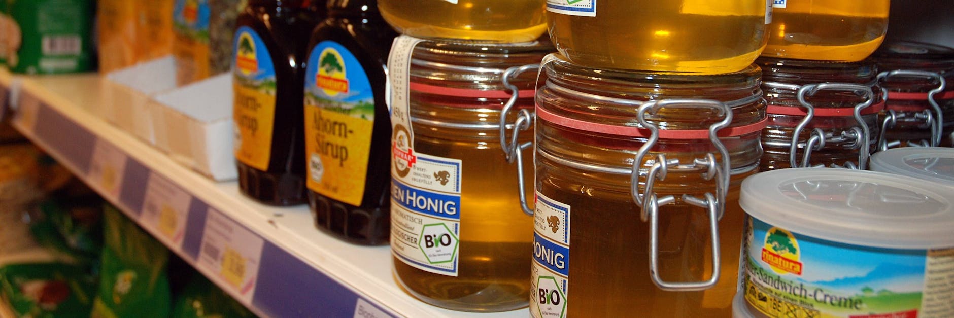 Wenn Sie Gläser wiederverwenden wollen, stören oftmals die alten Etiketten. Doch sie sind leicht zu entfernen.