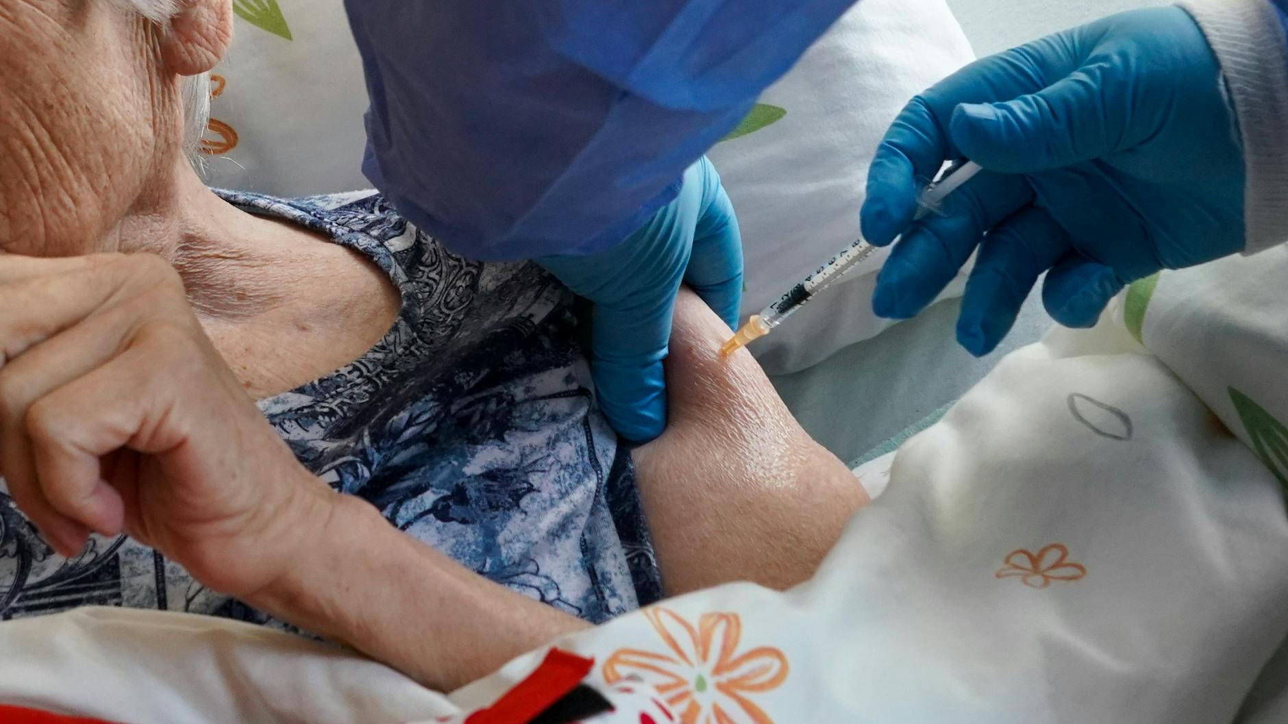 Eine Heimbewohnerin erhält ihre Drittimpfung. 