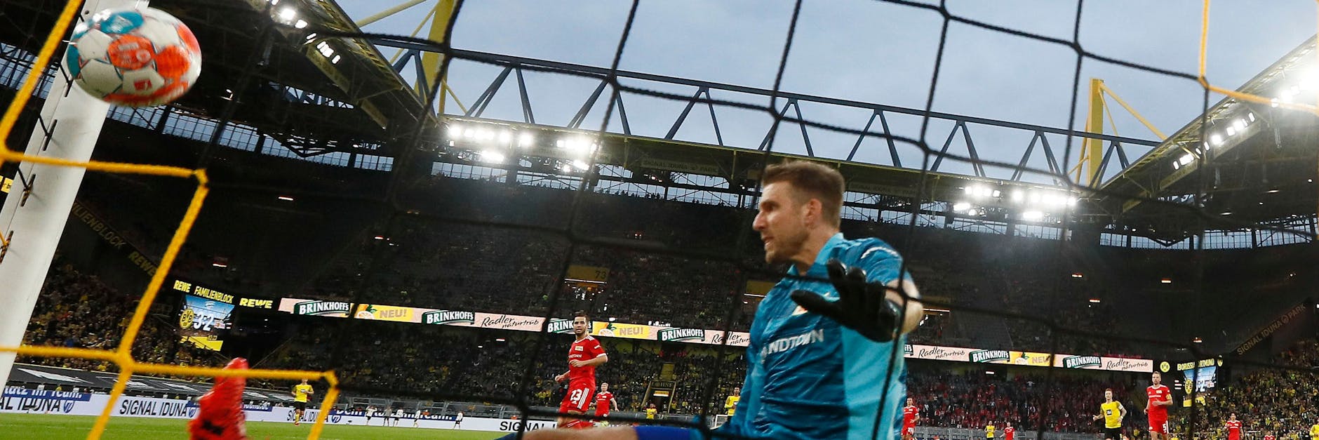 Der Schlusspunkt: Union Keeper Andreas Luthe kommt an den Lupfer von Erling Haaland (nicht im Bild) nicht mehr ran. 2:4 – die Eisernen waren geschlagen.