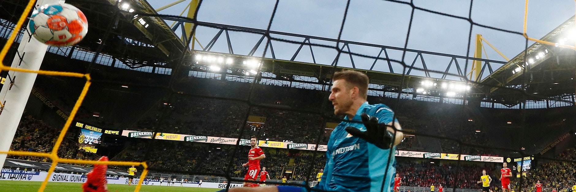 Der Schlusspunkt: Union Keeper Andreas Luthe kommt an den Lupfer von Erling Haaland (nicht im Bild) nicht mehr ran. 2:4 – die Eisernen waren geschlagen.