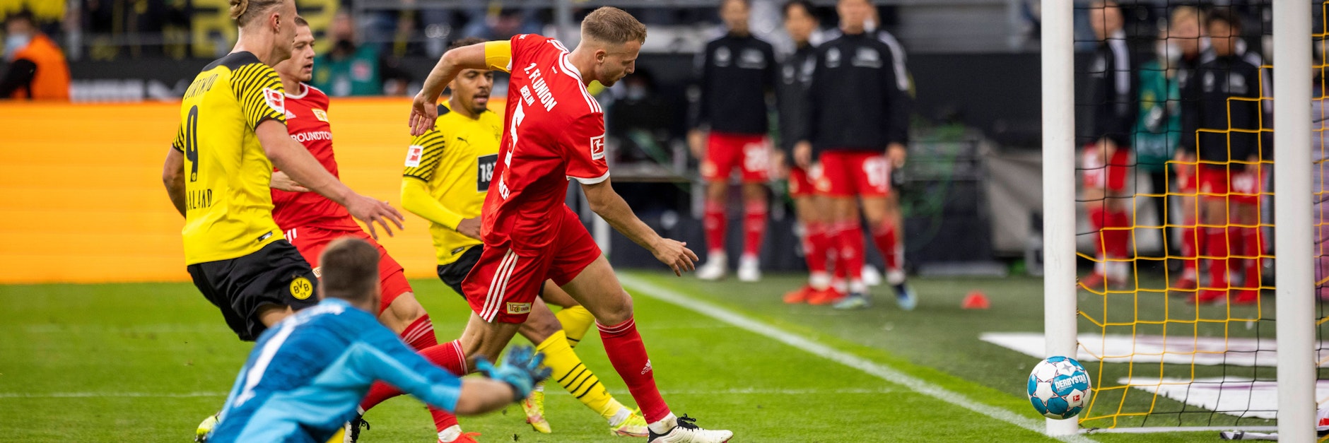 Unions Marvin Friedrich trifft ins eigene Tor.