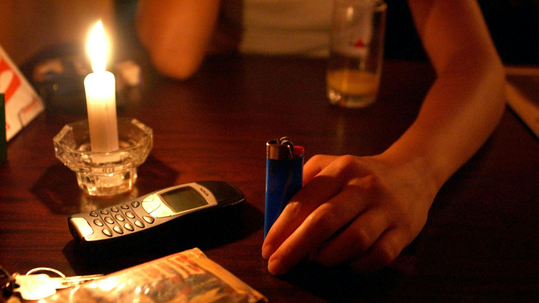 Stillleben mit Telefon an einem Kneipentisch in der Gesprächspause über den Kampf um eine Liebe.