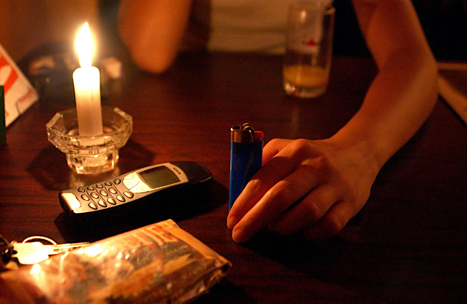 Stillleben mit Telefon an einem Kneipentisch in der Gesprächspause über den Kampf um eine Liebe.