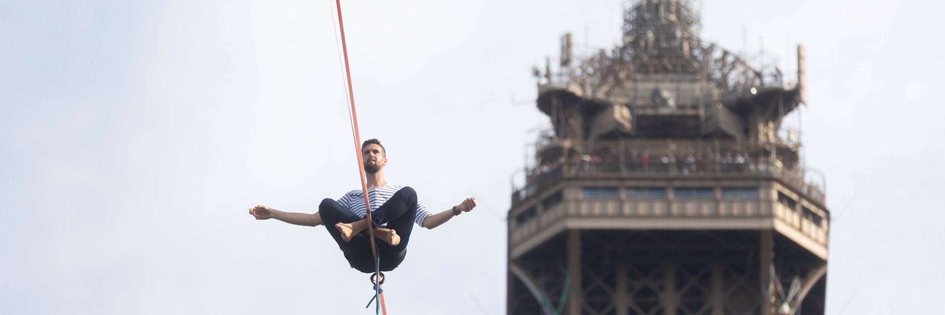 Über den Dächern von Paris: Artist Nathan Paulin in 70 Metern Höhe.