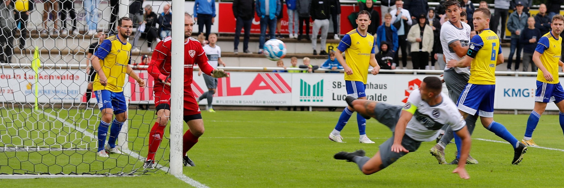 Artistischer Einsatz von Andreas Pollasch, der für den BFC Dynamo das 1:0 in Luckenwalde erzielte.