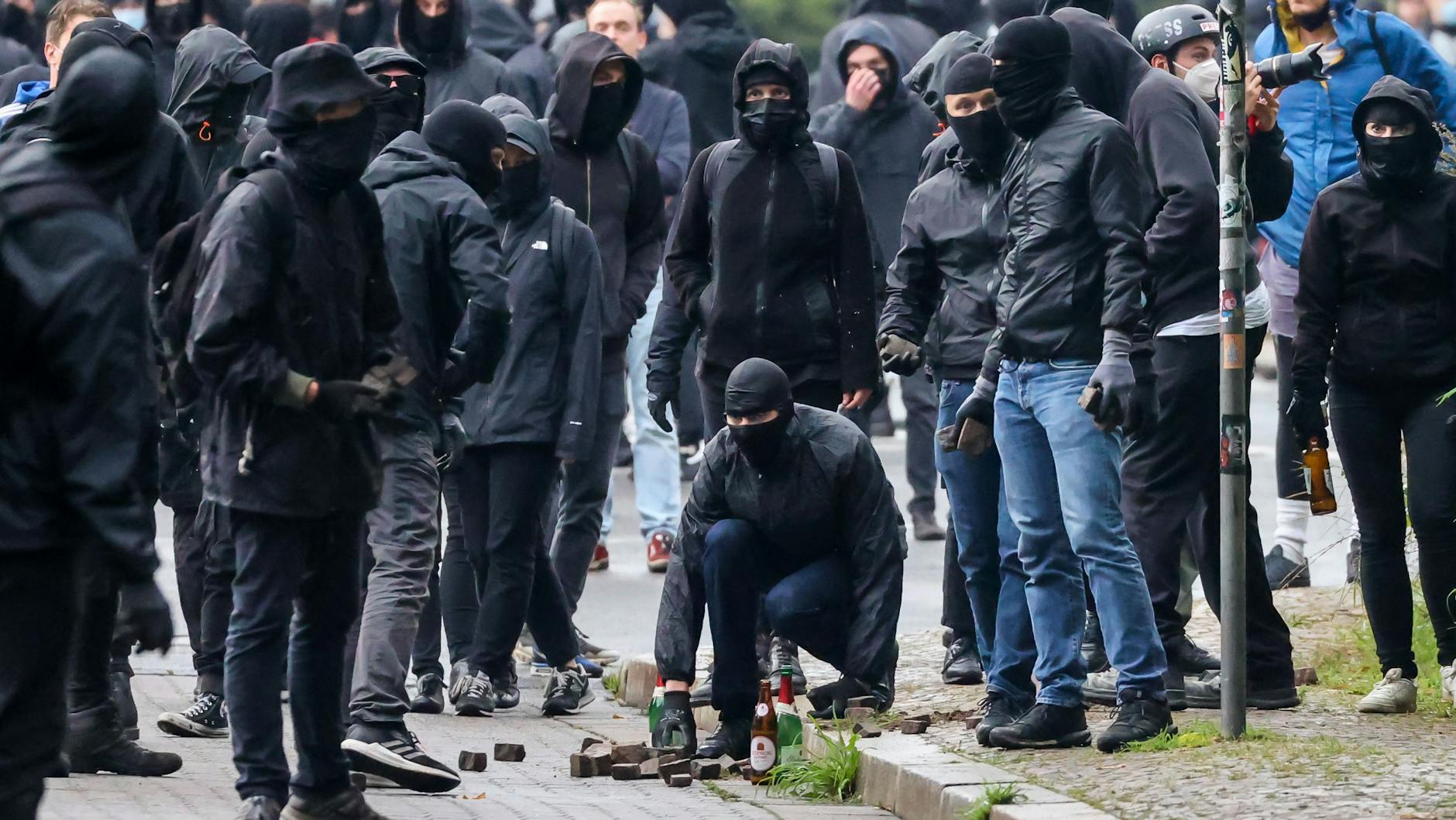Leipzig: Linke Demonstranten sammeln Steine.