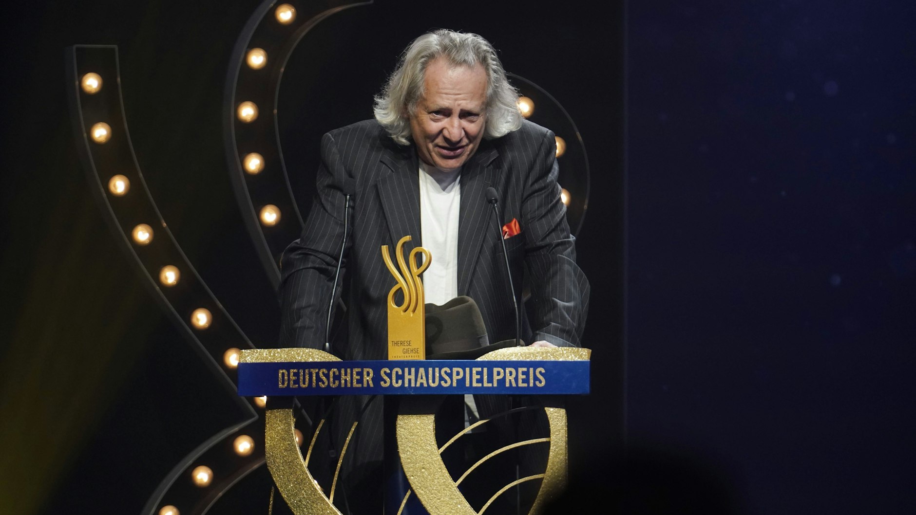 Klaus Pohl bei der Verleihung des Deutschen Schauspielpreises 2021 in Berlin 