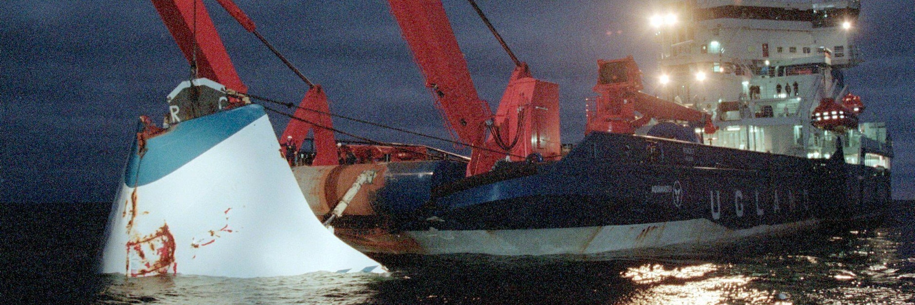 Bergungsarbeiten am Wrack der Estonia im November 1994:&nbsp;das abgerissene Bugvisier wird geborgen.&nbsp;(Archivbild)