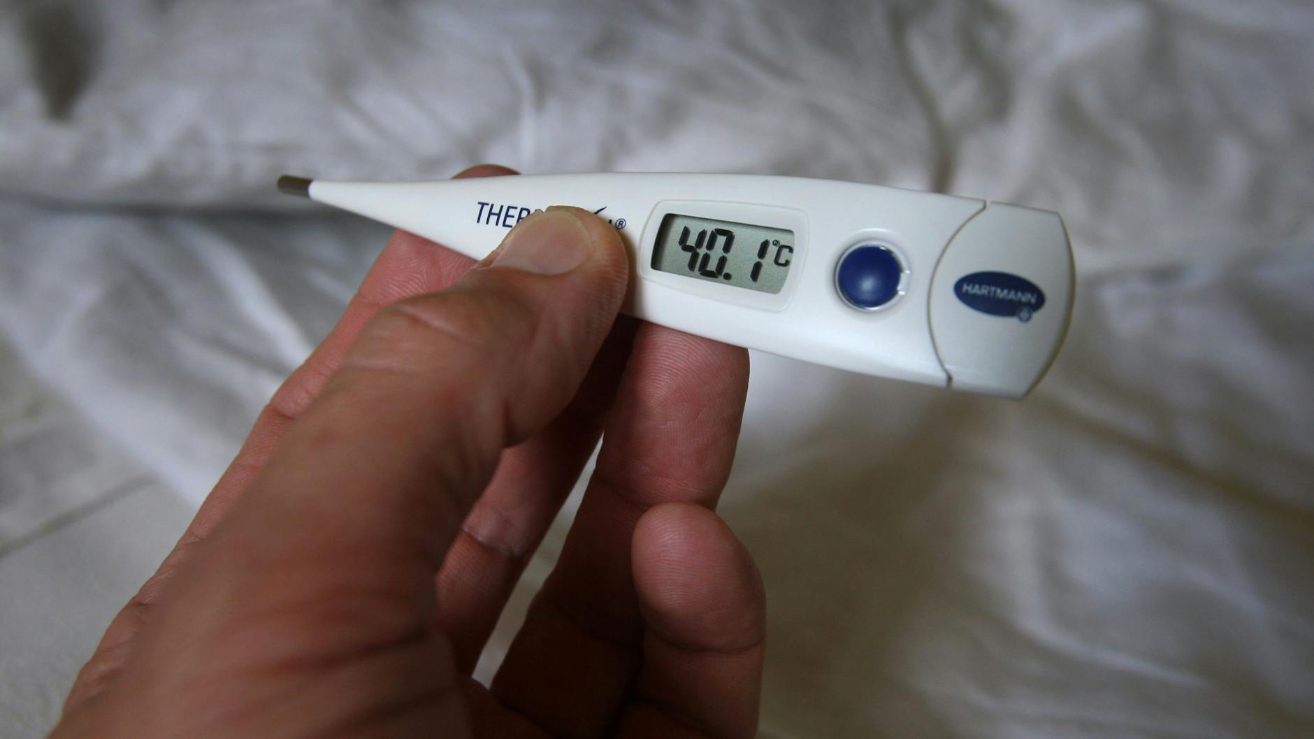 Deutliche Warnzeichen für das RS-Virus sind mehr als 38 Grad hohes Fieber, Atemschwierigkeiten, Probleme beim Füttern und/oder bläuliche Lippen und Nägel (Symbolbild).