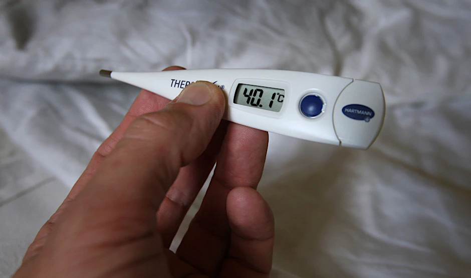 Deutliche Warnzeichen für das RS-Virus sind mehr als 38 Grad hohes Fieber, Atemschwierigkeiten, Probleme beim Füttern und/oder bläuliche Lippen und Nägel (Symbolbild).