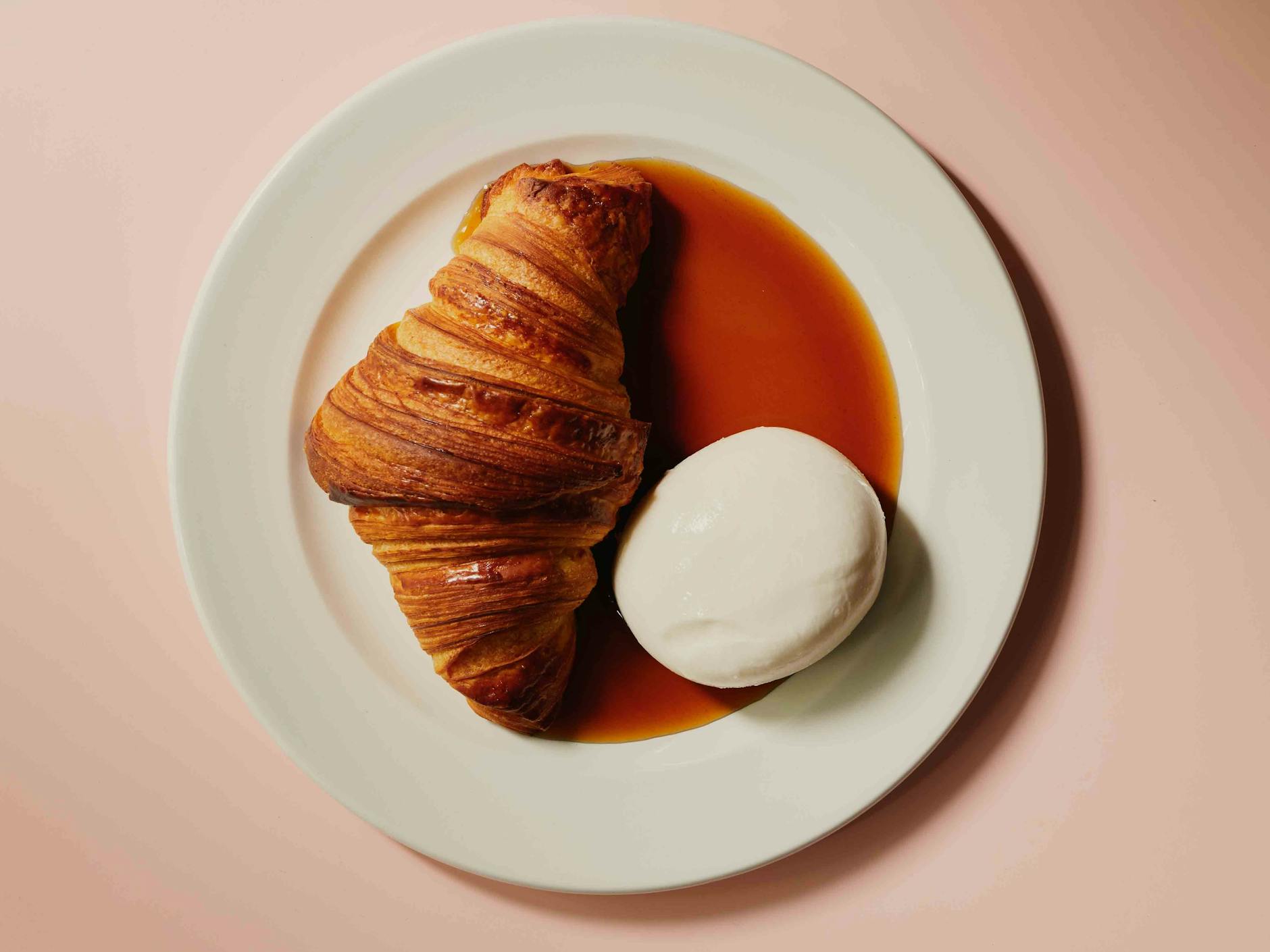 Ein Sauerteigcroissant mit einer ganzen Burratakugel aus dem Café Frieda
