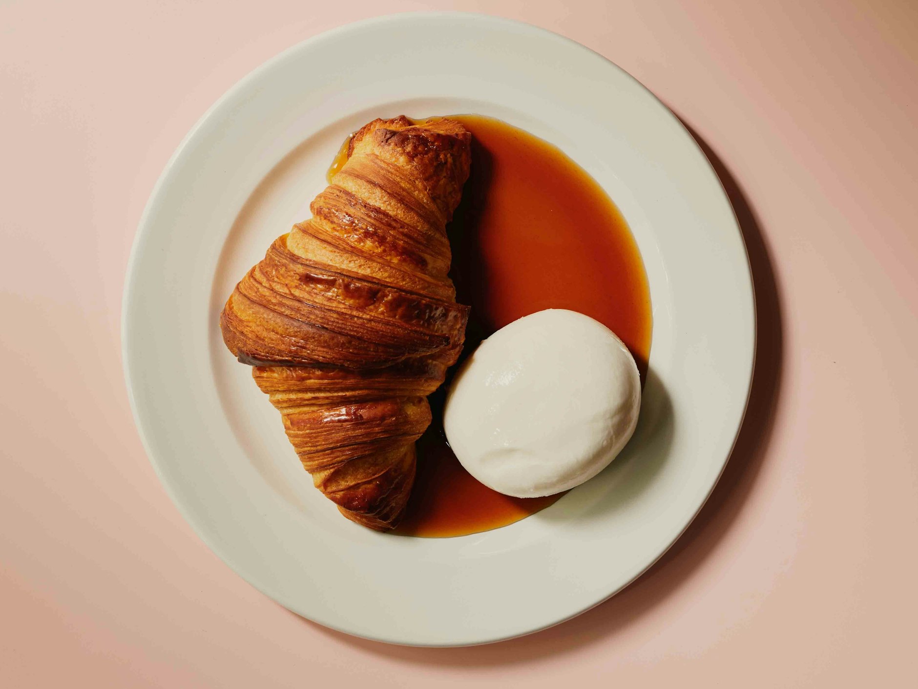 Ein Sauerteigcroissant mit einer ganzen Burratakugel aus dem Café Frieda