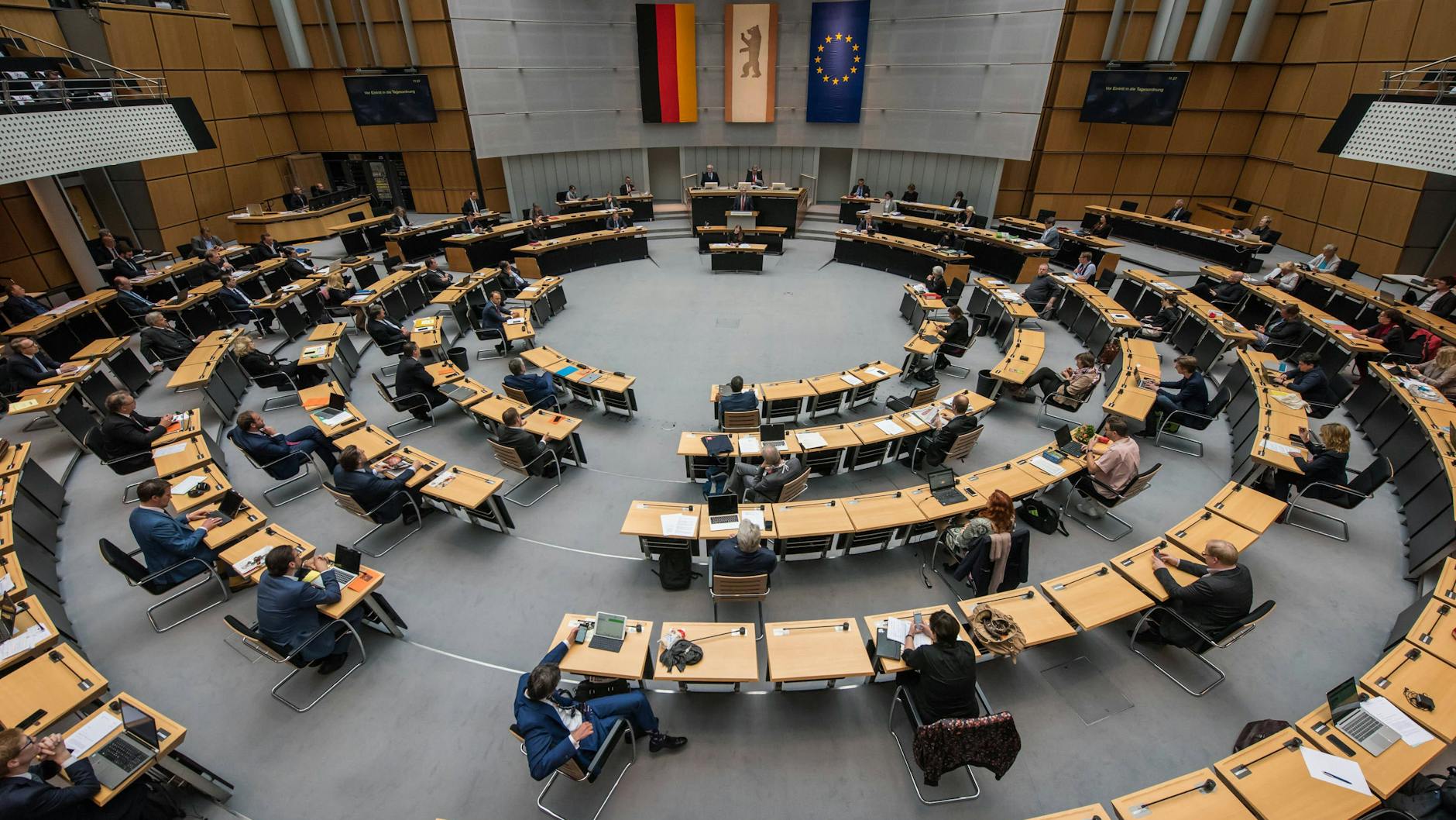 Die konstituierende Sitzung des Berliner Parlaments könnte am 4. November sein. Im neuen Abgeordnetenhaus gibt es dann auch noch mehr Geld. 