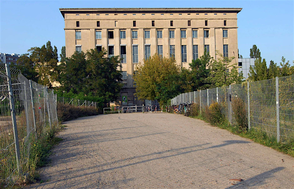 „Wir alle wollen wieder ins Berghain: Schaffen Sie endlich die Corona-Maßnahmen ab, Herr Müller!“, sagt unser Autor.