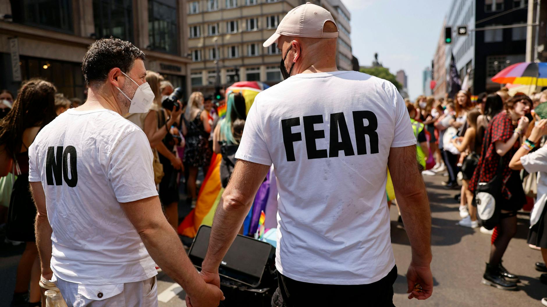 Keine Angst steht auf den T-Shirts dieses Paares. Dass diese sehr wohl angebracht ist für gleichgeschlechtliche Paare und Transsexuelle zeigen die seit Jahren steigenden Gewaltzahlen, nicht nur in Polen und Ungarn, sondern auch im ach so weltoffenen Berlin. 