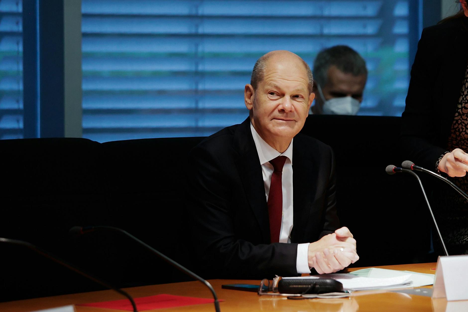 Olaf Scholz (SPD) sitzt im Finanzausschuss des Bundestags. Scholz sollte Fragen zur Durchsuchung seines Ministeriums im Zusammenhang mit Geldwäsche-Ermittlungen beantworten. 