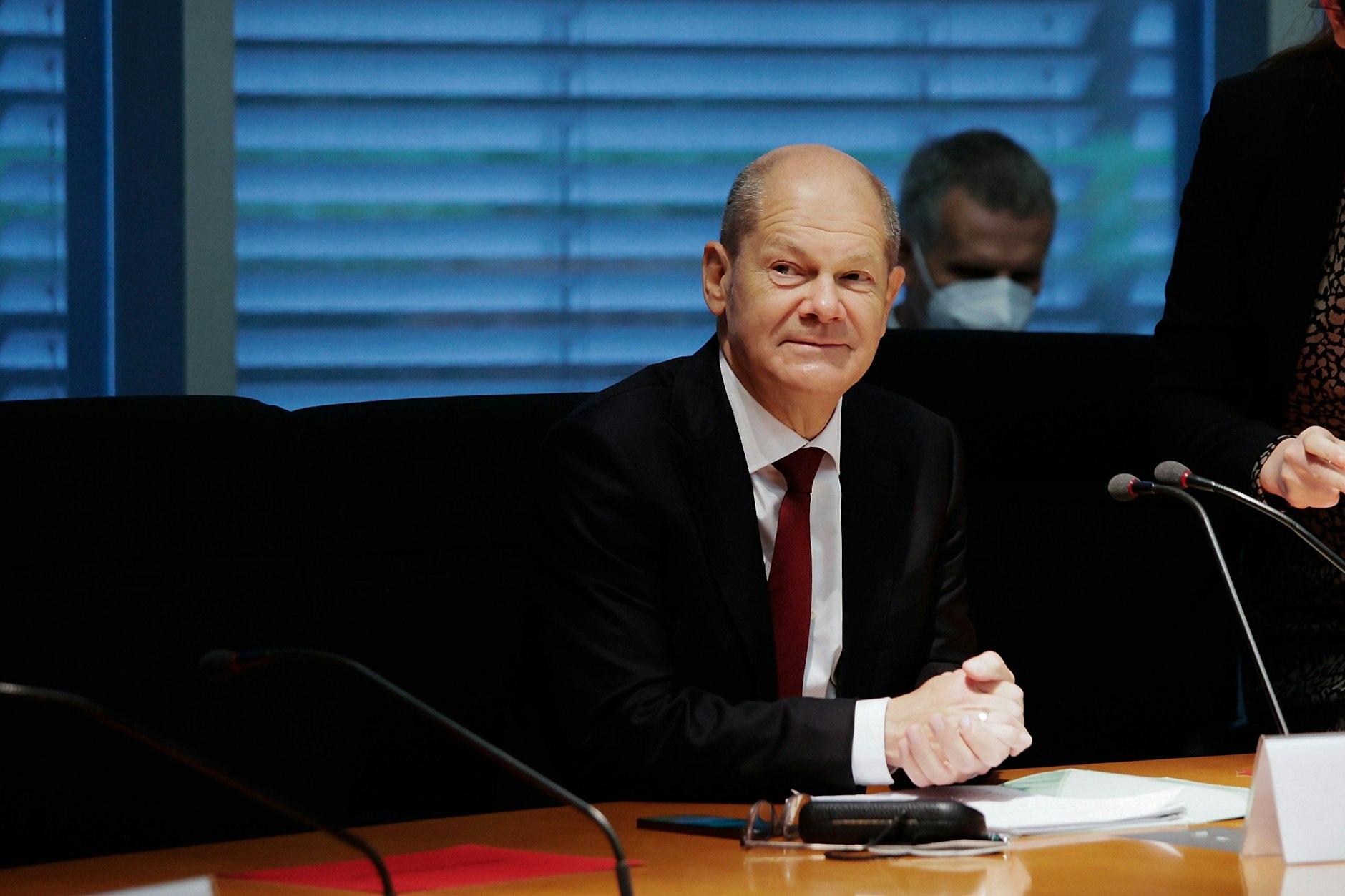 Olaf Scholz (SPD) sitzt im Finanzausschuss des Bundestags. Scholz sollte Fragen zur Durchsuchung seines Ministeriums im Zusammenhang mit Geldwäsche-Ermittlungen beantworten.&nbsp;&nbsp;